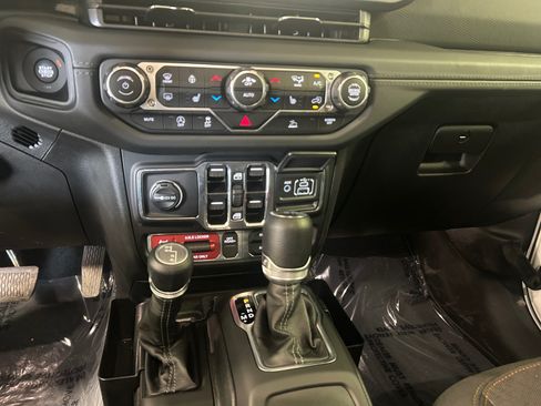 Used 2025 Jeep Gladiator Mojave w/ Convenience Group AWD/4WD image 17