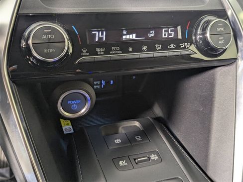 Used 2021 Toyota Venza LE image 19