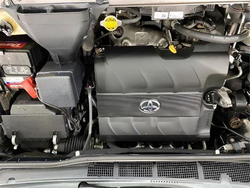 Used 2015 Toyota Sienna XLE w/ XLE Navigation Package image 27