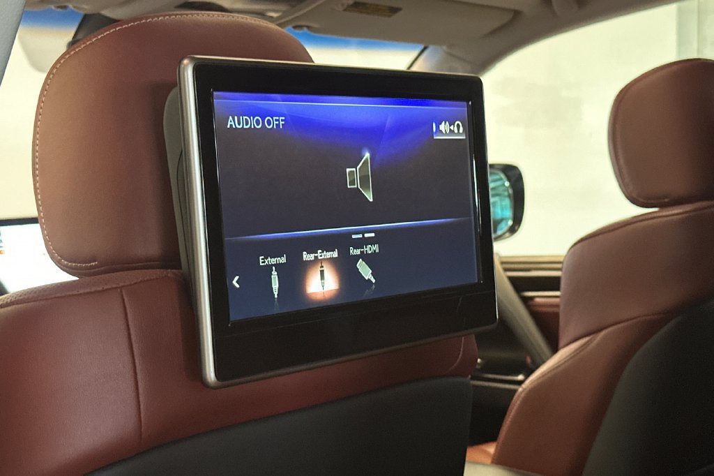 Used 2016 Lexus LX 570 4WD w/ Luxury Package image 15