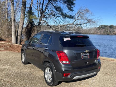 Used 2017 Chevrolet Trax LT w/ LT Convenience Package image 12