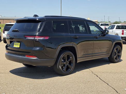 Used 2022 Jeep Grand Cherokee L Laredo RWD image 5
