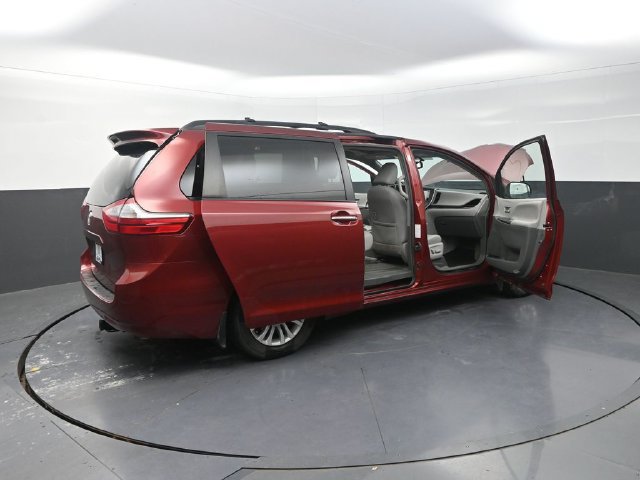 Used 2017 Toyota Sienna XLE w/ Outdoor Package FWD image 34