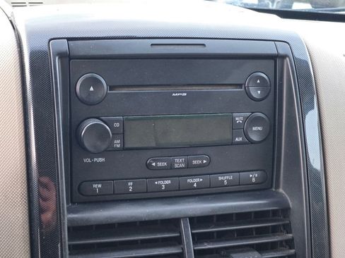 Used 2006 Ford Explorer XLT image 26