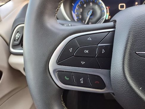 Used 2024 Chrysler Pacifica Touring-L FWD image 13