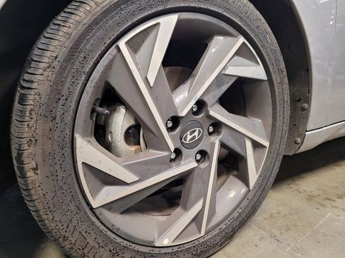 Used 2025 Hyundai Elantra SEL image 31