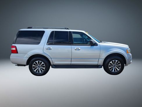 Used 2017 Ford Expedition XLT RWD image 2