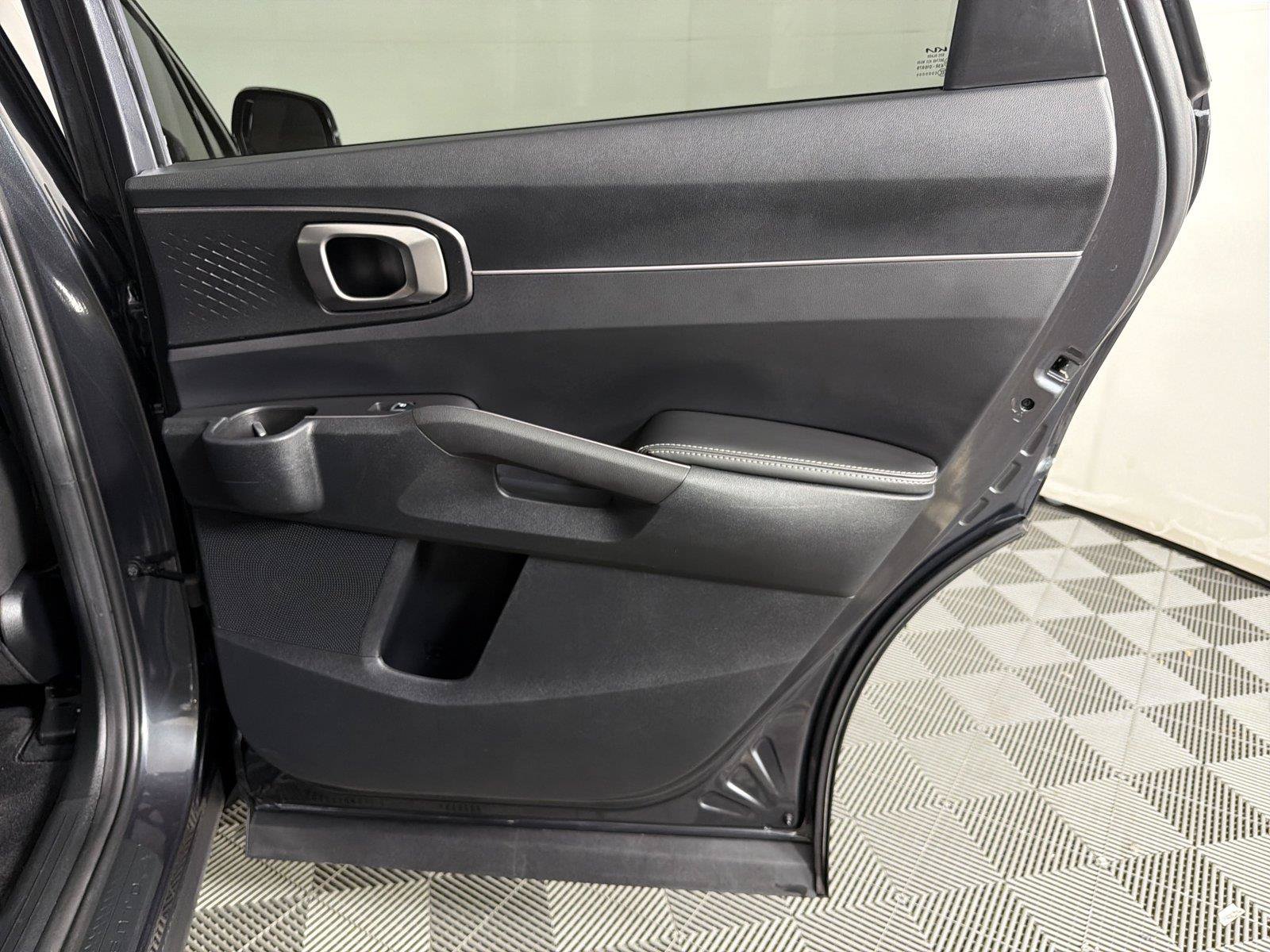 Used 2023 Kia Sorento LX FWD image 14