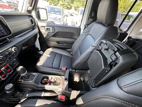 Used 2025 Jeep Wrangler Unlimited Sahara AWD/4WD image 24