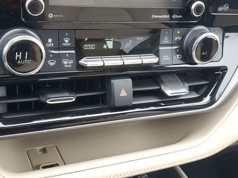 Used 2020 Toyota Highlander XLE image 28