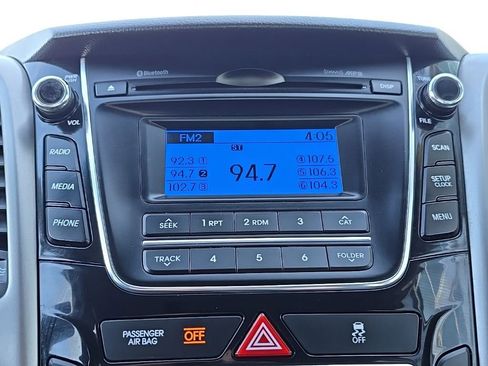 Used 2017 Hyundai Elantra GT image 38