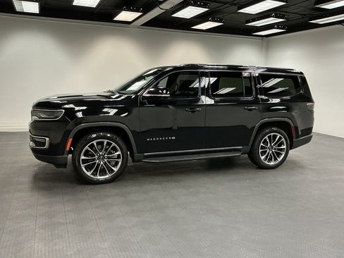 Used 2022 Jeep Wagoneer Series II w/ Premium Group I AWD/4WD image 2