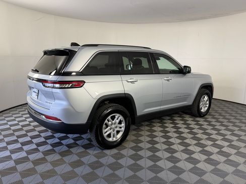 Used 2023 Jeep Grand Cherokee Laredo AWD/4WD image 9
