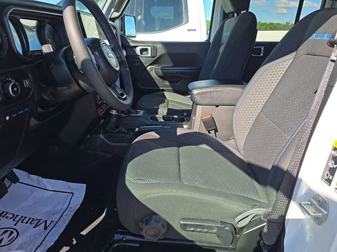 Used 2024 Jeep Wrangler Unlimited Rubicon 4xe w/ Convenience Group AWD/4WD image 4