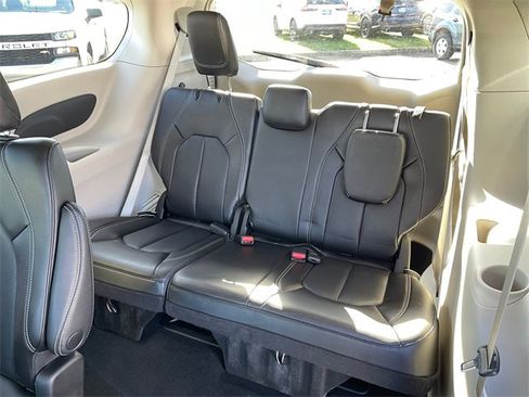 Used 2023 Chrysler Pacifica Touring-L image 21