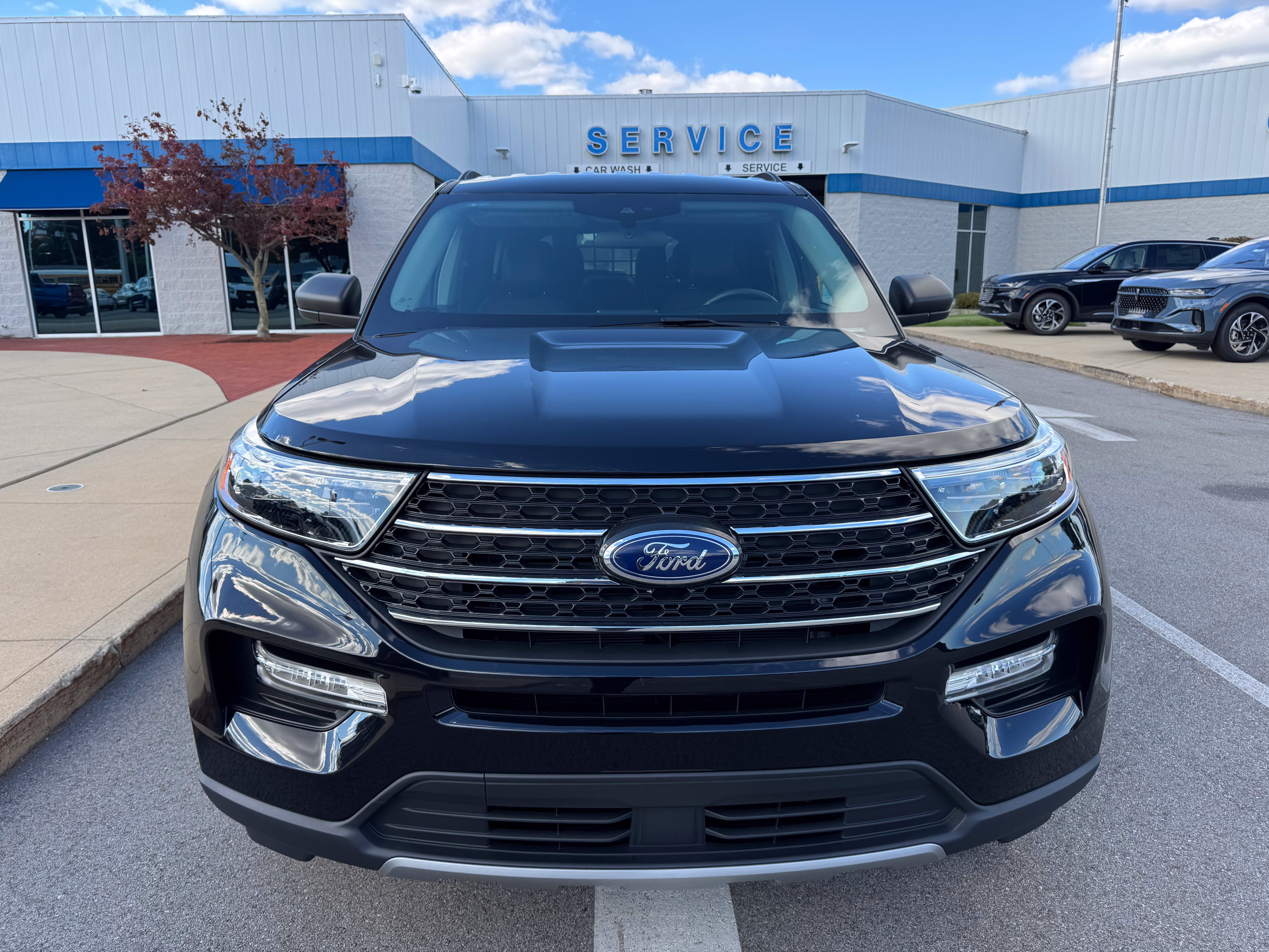 Used 2024 Ford Explorer XLT w/ Equipment Group 202A AWD/4WD image 2