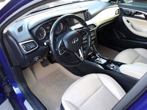 Used 2017 INFINITI QX30 Premium w/ Navigation Package AWD/4WD image 9