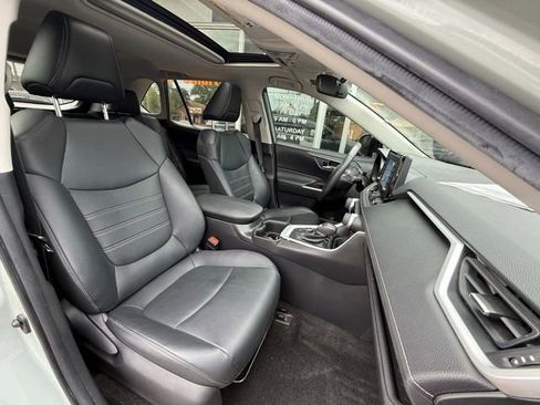 Used 2022 Toyota RAV4 XLE Premium image 12