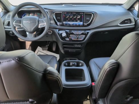 Used 2025 Chrysler Pacifica Select image 13