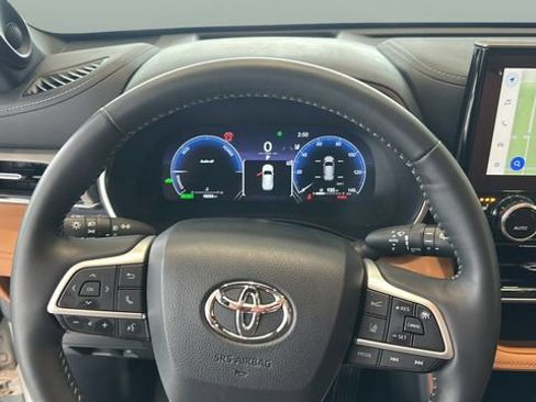 Used 2025 Toyota Highlander Platinum AWD/4WD image 14