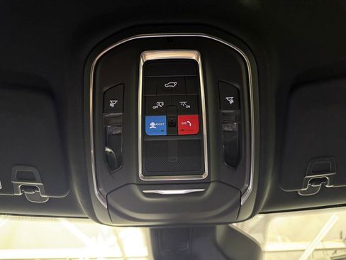 Used 2025 Jeep Grand Cherokee Altitude AWD/4WD image 17