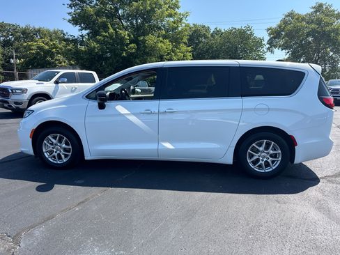 Used 2024 Chrysler Pacifica Touring-L FWD image 3