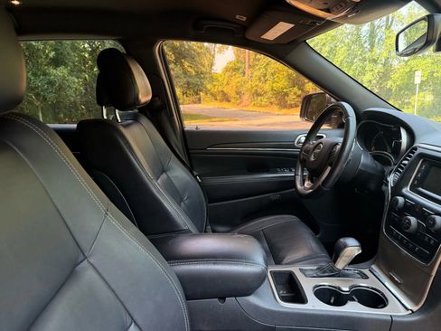 Used 2017 Jeep Grand Cherokee Limited image 16