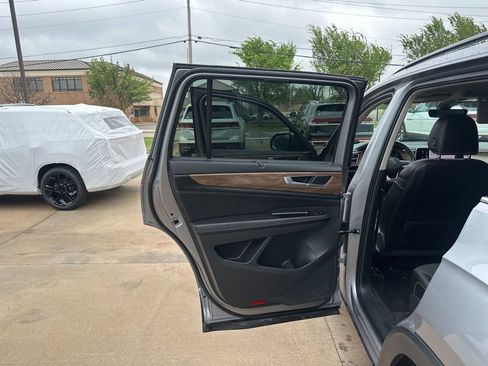 Used 2024 Volkswagen Atlas SE w/ Black Wheel Package AWD/4WD image 11
