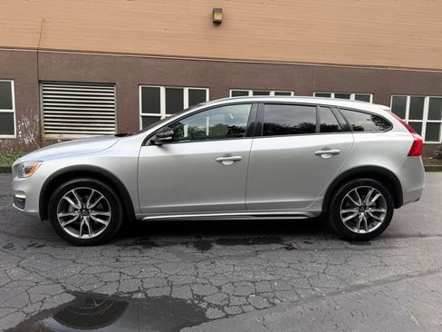 Used 2016 Volvo V60 T5 Cross Country Platinum image 8