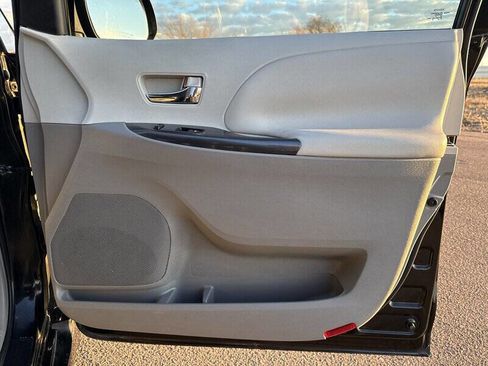 Used 2011 Toyota Sienna SE w/ Preferred Pkg FWD image 20