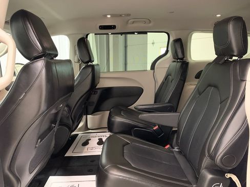 Used 2024 Chrysler Pacifica Touring-L FWD image 20