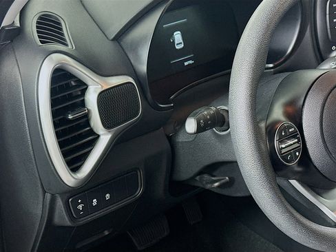 Used 2025 Kia Soul LX w/ LX Technology Package image 17