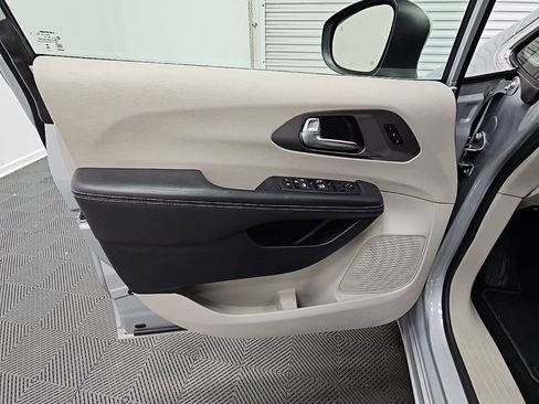 Used 2023 Chrysler Pacifica Touring-L image 29