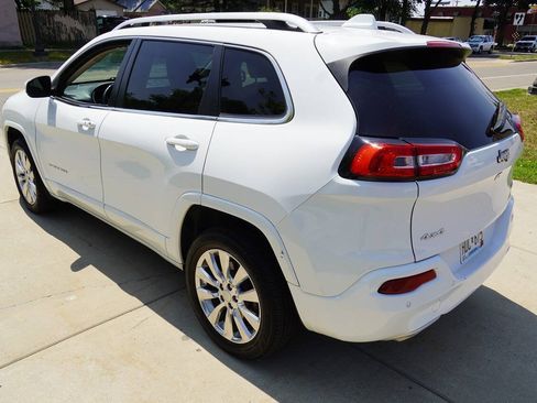 Used 2018 Jeep Cherokee Overland AWD/4WD image 9