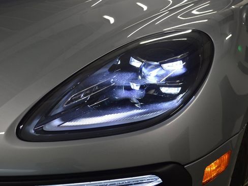 Certified 2025 Porsche Macan image 11