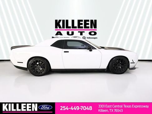 Used 2019 Dodge Challenger R/T w/ Driver Convenience Group RWD image 9