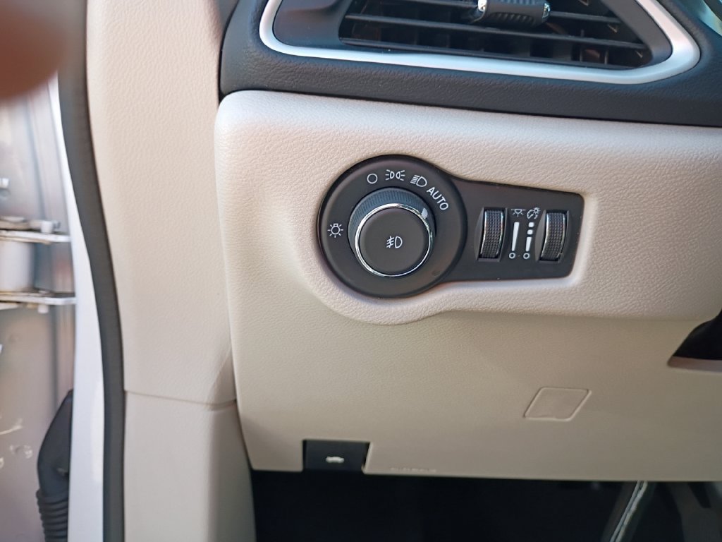 Used 2024 Chrysler Pacifica Touring-L FWD image 35