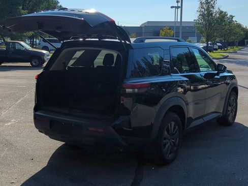 Used 2024 Nissan Pathfinder SV FWD image 8