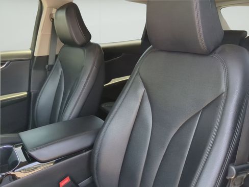Used 2022 Lincoln Nautilus FWD w/ Premium Package image 11