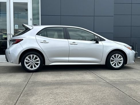 Used 2026 Toyota Corolla SE FWD image 2