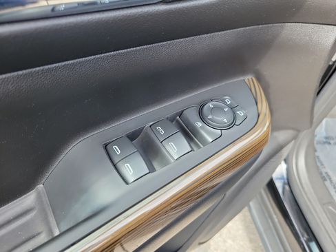 Used 2023 GMC Acadia SLE FWD image 23