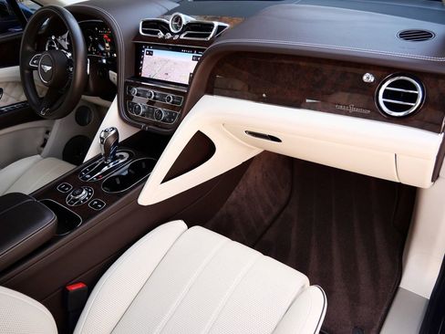 Used 2021 Bentley Bentayga image 2