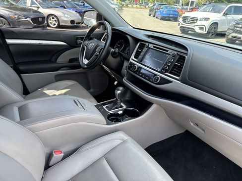 Used 2019 Toyota Highlander XLE FWD image 13