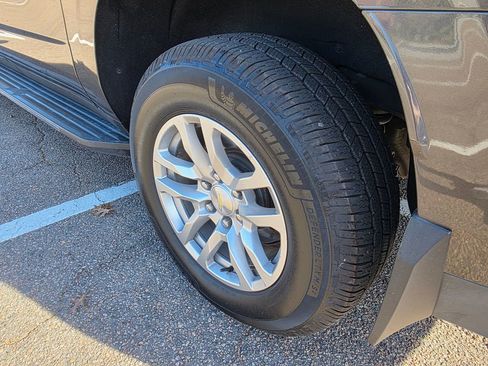 Used 2021 Chevrolet Suburban LT image 32