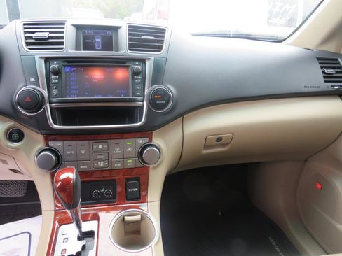 Used 2013 Toyota Highlander Limited image 26