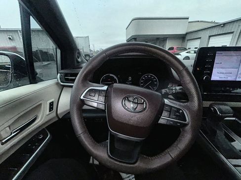 Used 2023 Toyota Sienna Platinum FWD image 20