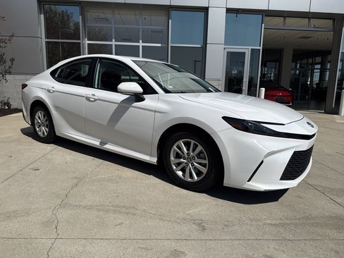 Used 2025 Toyota Camry LE image 3