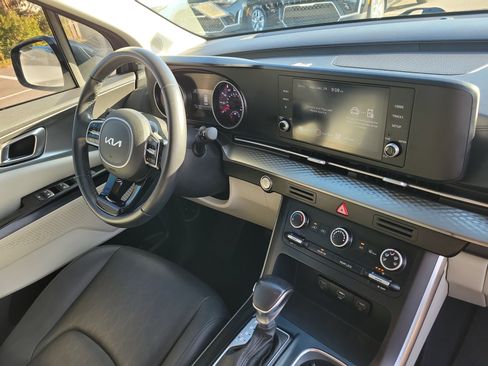 Used 2022 Kia Carnival LX image 8