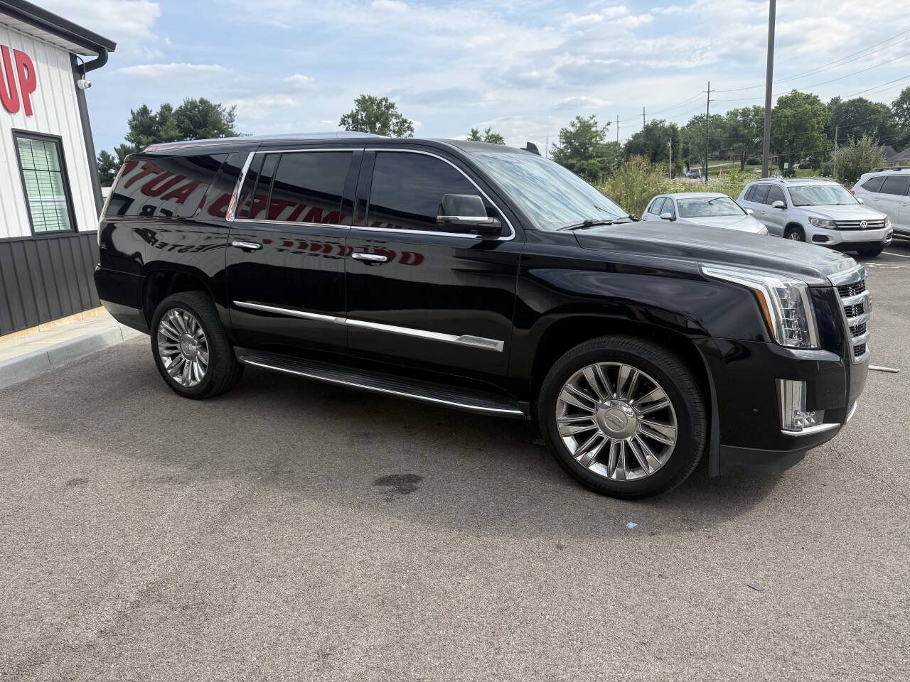 Used 2017 Cadillac Escalade ESV Luxury RWD image 5