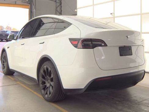 Used 2022 Tesla Model Y Long Range image 3